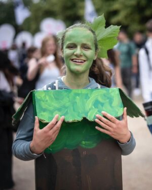 Terry Reintke Instagram - „Wir sind hier – wir sind laut.“ 📢

Als Grüne sind wir eine Bündnispartei und Bündnisse sind wichtiger denn je. Gerade gegen die Klimakrise können und müssen wir schließlich zusammen kämpfen. Seit Jahren ist es die Klimabewegung, die mit ihren Protesten deutlich macht, was die Auswirkungen der Klimakrise bedeuten. Tausende Menschen, die eins eint: Hoffnung und Mut für die Zukunft. Statt den Kopf in den Sand zu stecken, stecken sie vielmehr Vertrauen in die Politik und unsere Demokratie. Aus der Überzeugung, dass wir als Gesellschaft und Politik gemeinsam die richtigen Entscheidungen treffen können.

Es geht dabei um enorm wichtige Entscheidungen. In der nächsten Woche sind das die Europawahlen, die darüber entscheiden, wie es mit unserem Kontinent weitergeht. Weil wir wissen, welche Kosten und Schäden es verursachen würde, wenn der Klimaschutz in Europa in Form des Green Deal gebremst wird, standen @Terry_reintke und ich heute wieder an der Seite vieler Mitstreiter*innen auf der Straße.

✊🏼 Auf der Straße gegen Rechts und für Erneuerbare.
✊🏼 Auf der Straße gegen Rechts und für den Green Deal.
✊🏼 Auf der Straße gegen Rechts. Für Demokratie, Miteinander und unsere Zukunft.

Eine echte Klimapolitik braucht laute Stimmen, aber vor allem auch viele – am 9. Juni! 💚

📸: @dominikbutzmann