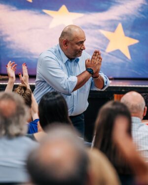 Terry Reintke Instagram - Oh mein Hessen 💚 wie schön war’s doch bei dir!

Unsere Wahlkampftour hat uns weniger als zwei Wochen vor der Wahl Mitten ins Herz Europas gebracht. In Frankfurt und Kassel war ich gemeinsam mit @robert.habeck und @terry_reintke bei euch, um ins Gespräch zu kommen, reinzuhören und natürlich auch um auf eure Fragen einzugehen.

Abseits dieser Veranstaltungen sind wir aber vor allem auch unterwegs, um den Engagierten im Wahlkampf vor Ort den Rücken zu stärken. Hier geht es um den Schutz und die Verteidigung unserer Demokratie, aber auch um den ganz konkreten Schutz unserer Wahlkämpferinnen und Wahlkämpfer. Sei es in Hessen, Thüringen oder Sachsen – in der ganzen Republik gilt: Wir stehen hinter euch, unsere Demokratie ist stark und wir weichen nicht! 🙅🏽

Was wir in diesem Wahlkampf erleben und wie wir gemeinsam unsere Demokratie verteidigen, das ist es, was für Europa nun so wichtig ist. Denn Demokratie, Frieden und Freiheit dürfen niemals aufs Spiel gesetzt werden. Sie sind die höchsten Güter, die wir haben. Dafür steht die Europäische Union. Und deshalb werden wir sie bei dieser anstehenden Europawahl mit allem, was wir haben, verteidigen.

Wie Robert sagt: Für diese Wahl wird nichts entscheidender sein als das Mobilisieren zur Wahl selbst. Deshalb: Geht wählen! Am 9. Juni. Für unsere Demokratie, für Frieden und Freiheit und für unsere Europäische Union. #MachenWasZählt 🌻🗳️

📸: @nilsleonbrauer
