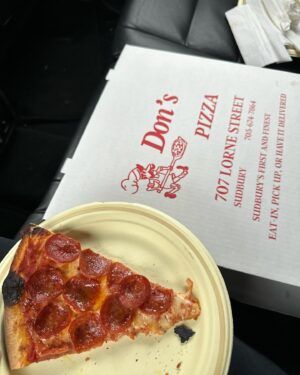 Tessa Bonhomme Instagram - One of my favourite parts of filming Shoresy are the road trips back to Toronto with @jayonrait because I get to treat him to my favourite Sudbury eateries. 

This time around @donspizzasudbury hooked up a solid pie for our cruise back to the big smoke…And boy did it hit the spot!! 

Shout out to Max for making it happen. You legend, you 🙏♥️