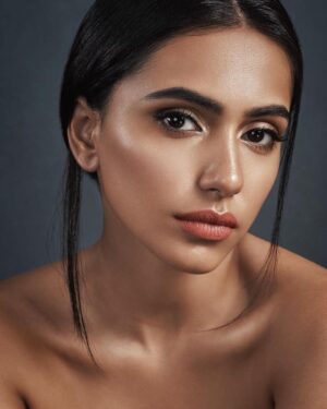 Tessa Vellara Instagram - Without @makeupbytanvianand makeup or @_meister_meister_ photography, I'm quite disappointing to look at. 
So thanks guys!