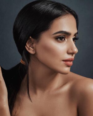 Tessa Vellara Instagram - Without @makeupbytanvianand makeup or @_meister_meister_ photography, I'm quite disappointing to look at. 
So thanks guys!
