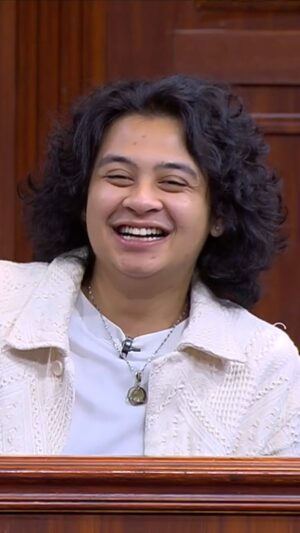 Teuku Rizky Muhammad Instagram - Rusuh benerrr yak ini ruang sidang 🤣

Main Hakim Sendiri
Kasus bengkel nakal @bastiansteel @teukuryz 
Malam ini 21.00 WIB