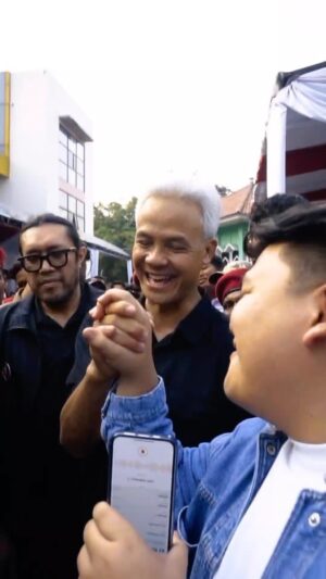 Teuku Rizky Muhammad Instagram - Tadi sore gua mau jemput ayang di bekasi, tiba2 liat orang rame banget, saking penasarannya jadi samperin dulu. Dan ternyata itu Pak Ganjar, dan malah berakhir gua curhat sm beliau?

Tapi gua setuju banget sama statement nya Pak Ganjar. Justru kita harus menciptakan beratus-ratus, bukannya malah pinjem seratus.

Karena anak2 muda ini perlu adanya support dan aspirasi mereka juga perlu didengar, #SiniCeritaDulu jadi wadah nih buat anak2 muda kalau aspirasi2 mereka bakalan didengerin dan disupport untuk cari solusinya bersama2 Pak Ganjar nantinya.

Terima kasih Pak Ganjar buat saran dan masukan nya. Sehat2 terus pak. Tapi kalau boleh, pinjem seratus dulu boleh ga pak buat ongkos balik?🤣🤣
-
#CurhatBersamaBapak