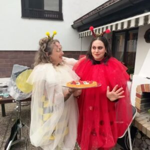 Teya Instagram - hope you‘re enjoying bye bye bye as much as we‘ve enjoyed the cake fight 👋🐞🐝

📸 @phillanoiraude