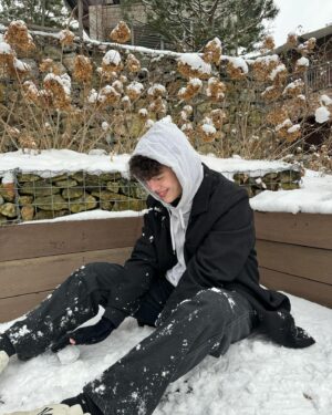 Thakorn Promsatitkul Instagram - Lotte with snow in his hands ❄️☃ ️
