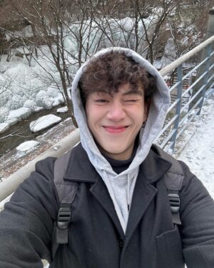 Thakorn Promsatitkul Instagram - Lotte with snow in his hands ❄️☃ ️
