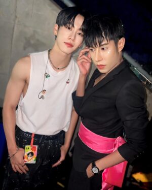 Thamrong Cunpisut Instagram - เราเจอกันในซีรีส์เมื่อหลายปีก่อนในฐานะนักแสดง แต่หลายปีต่อมา เราก็เดินทางในสายงานนี้มาด้วยกันในฐานะเพื่อน แล้วก็สัญญาว่าจะคอยซัพพอร์ทกันแบบนี้ตลอดไป ❤️
#ครอบครัวนี้อบอุ่นเสมอ
#30thanniwarsary 
#warwanarat