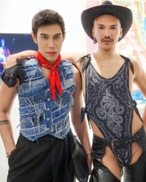 Thamrong Cunpisut Instagram - ตอนที่รู้ concept งานนี้ของพี่แรก ๆ ฟาก็ยังมองไม่ออกว่า “Sex กับ Art” มันไปรวมกันแล้วจะออกมาในทิศทางไหน จนได้ไปดูผลงานของพี่ เสียดายที่ถ่ายชิ้น masterpiece ของพี่ออกมาไม่ได้ (เพราะมันเรท 60  🤣) แต่จะบอกว่าตอนนี้เข้าใจแล้ว และมันดีมากจริง ๆ ยินดีกับพี่ด้วยนะฮะ 👏🏽
#countryhomesheriff