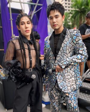 Thamrong Cunpisut Instagram - พิธีกรคู่นี้ ไม่ยอมพี่ ๆ ข้างล่างหรอกนะ 🤣
#ชุดใหญ่จนใต้รักแร้มีน้ำตก
#bangkokpride2024 
#pridemonth 
#lgbtq 🏳️‍🌈
