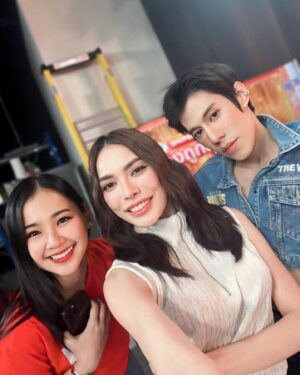 Thamrong Cunpisut Instagram - ความที่ฟากับชาล็อตเรารู้จักกันอยู่แล้ว เลยส่งผลให้ฟาทำน้องตลกเละเทะไปนิดนึงนะคะ หวังว่าทุกคนจะสนุกไปกับพวกเรานะคะ 🤣
#ShopeeLive1212xCharlotte
#ชาล็อตออสติน #CharlotteAustin