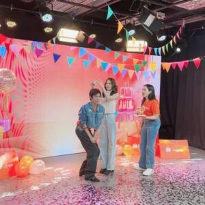 Thamrong Cunpisut Instagram - ความที่ฟากับชาล็อตเรารู้จักกันอยู่แล้ว เลยส่งผลให้ฟาทำน้องตลกเละเทะไปนิดนึงนะคะ หวังว่าทุกคนจะสนุกไปกับพวกเรานะคะ 🤣
#ShopeeLive1212xCharlotte
#ชาล็อตออสติน #CharlotteAustin
