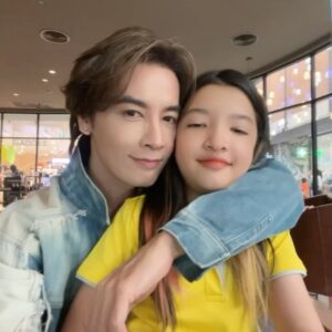 Thana Suttikamol Instagram - เดี๋ยวนี้กว่าจะได้แต่ละรูป 😁 เค้าก็มีโลกของเค้าอ่าเนอะ แต่ขอแอบอยู่ในโลกของนู๋ด้วยได้ม้ายยย ยืนมุมๆสัญญาว่าจะไม่เกะกะ 🤪