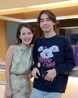 Thana Suttikamol Instagram - แวะมาเต้น!! เอ้ยมาเติมฟามใส แหะๆ แต่ก็มาเต้นจริงๆแหละ วันนี้ คุณหมอจอย @dr_joyjoy เลือกเพลงเองเลยน้า เสียดายเพลงสั้นไปหน่อย ไม่งั้นจะโชว์สเต็บความไม่พร้อมยาวๆไป 🤪 อ้อ!! แวะมาอัพเกรดฟามใส ในคฤหาสน์แวมไพร์ได้ ที่ 👉🏻👉🏻👉🏻 Prive clinic By Dr.Toy