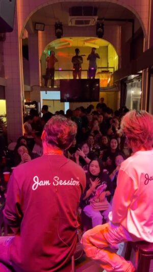 Thana Suttikamol Instagram - Lift Oil Jam session at SoSit ขอบคุณมิตรรักแฟนเพลงทุกท่าน ขอกราบลงตรงหว่างอก รักน้อย แต่รักนาน แล้วเราจะพบกันใหม่
