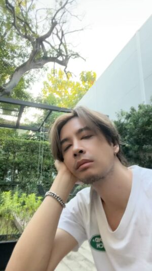 Thana Suttikamol Instagram - ลุงคนสวนเลี้ยงนก ขอมานั่งในสวนรับอากาศเย็น กำลังดี เสียงนกข้างนอกบ้านและในบ้าน ดังสลับกันเพลินๆ แต่ใส่เพลงโอปป้าจะได้ดูเหมือน กงยู แต่เป็นกงยูเสินเจิ้นไปก่อน จะหมดไปอีกปีละ ใครที่ตั้งใจอะไรไว้แล้วไม่ได้เริ่มทำซักที ก็ถือว่าเริ่มกันปีหน้าละกัน ไม่มีอะไรสายไปสำหรับคนที่ตื่นเช้า ถ้ายังสายอีกก็ตื่นซักตี4 จะได้ไม่สายเกินไป มุกอะไรวะเนี่ย พึ่งรู้ว่าชีวิตที่เหลือจะเก็บความสุขเล็กๆนี่แหละคือสิ่งที่เราพอละ เก็บง่ายๆเก็บได้เรื่อยๆ ยิ้มง่ายๆ สุขเล็กๆ ไม่ต้องใหญ่ก็ได้ ถ้ามีสุขใหญ่ถือว่าโบนัส สวัสดีปีเก่าที่กำลังจะผ่านไป ส่วนปีใหม่ที่กำลังจะมาก็สวัสดีเช่นกันนะ 💚
