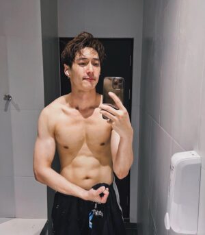 Thanaboon Wanlopsirinun Instagram - เอ็นข้อมืออักเสบ น้ำหนักลงสองกิโล ต้องเปลี่ยนโปรแกรมท่าที่ใช้ข้อเยอะๆ เกือบหมด 🫠🫠🫠 ช่วงนี้จะนิ่มๆ ขอบชีสหน่อยนะ