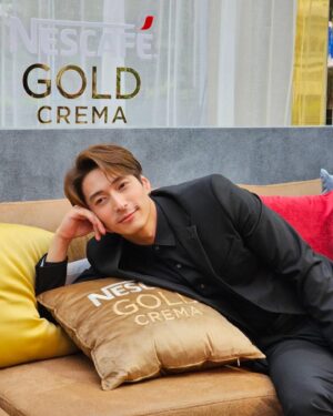 Thanaboon Wanlopsirinun Instagram - เปิดบ้าน NESCAFÉ GOLD CREMA The Finest Mansion ตามรอยโฆษณาไปกับแจ็คสัน หวัง พร้อมประสบการณ์พิเศษของคาเฟ่แนวใหม่  Interactive Café และสนุกไปกับ The Finest Coffee Workshop

21-23 ก.ค. นี้เท่านั้นนะค้าบบ
ลานสแควร์ B เซนทรัลเวิลด์
 
#NESCAFEGoldCremaXJacksonWang#TheFinestMansion