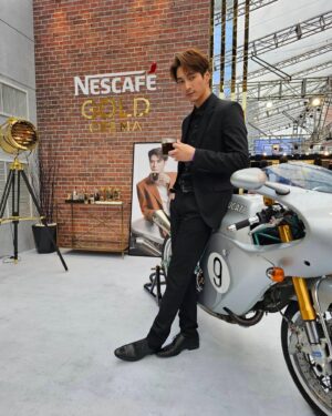 Thanaboon Wanlopsirinun Instagram - เปิดบ้าน NESCAFÉ GOLD CREMA The Finest Mansion ตามรอยโฆษณาไปกับแจ็คสัน หวัง พร้อมประสบการณ์พิเศษของคาเฟ่แนวใหม่  Interactive Café และสนุกไปกับ The Finest Coffee Workshop

21-23 ก.ค. นี้เท่านั้นนะค้าบบ
ลานสแควร์ B เซนทรัลเวิลด์
 
#NESCAFEGoldCremaXJacksonWang#TheFinestMansion