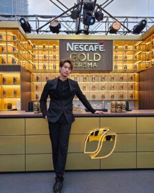Thanaboon Wanlopsirinun Instagram - เปิดบ้าน NESCAFÉ GOLD CREMA The Finest Mansion ตามรอยโฆษณาไปกับแจ็คสัน หวัง พร้อมประสบการณ์พิเศษของคาเฟ่แนวใหม่  Interactive Café และสนุกไปกับ The Finest Coffee Workshop

21-23 ก.ค. นี้เท่านั้นนะค้าบบ
ลานสแควร์ B เซนทรัลเวิลด์
 
#NESCAFEGoldCremaXJacksonWang#TheFinestMansion