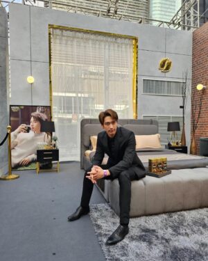Thanaboon Wanlopsirinun Instagram - เปิดบ้าน NESCAFÉ GOLD CREMA The Finest Mansion ตามรอยโฆษณาไปกับแจ็คสัน หวัง พร้อมประสบการณ์พิเศษของคาเฟ่แนวใหม่  Interactive Café และสนุกไปกับ The Finest Coffee Workshop

21-23 ก.ค. นี้เท่านั้นนะค้าบบ
ลานสแควร์ B เซนทรัลเวิลด์
 
#NESCAFEGoldCremaXJacksonWang#TheFinestMansion