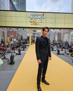 Thanaboon Wanlopsirinun Instagram - เปิดบ้าน NESCAFÉ GOLD CREMA The Finest Mansion ตามรอยโฆษณาไปกับแจ็คสัน หวัง พร้อมประสบการณ์พิเศษของคาเฟ่แนวใหม่  Interactive Café และสนุกไปกับ The Finest Coffee Workshop

21-23 ก.ค. นี้เท่านั้นนะค้าบบ
ลานสแควร์ B เซนทรัลเวิลด์
 
#NESCAFEGoldCremaXJacksonWang#TheFinestMansion