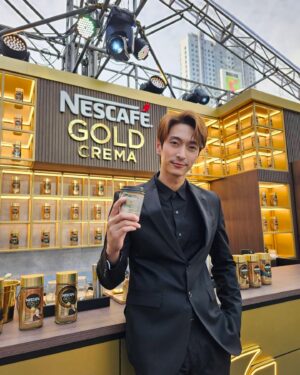 Thanaboon Wanlopsirinun Instagram - เปิดบ้าน NESCAFÉ GOLD CREMA The Finest Mansion ตามรอยโฆษณาไปกับแจ็คสัน หวัง พร้อมประสบการณ์พิเศษของคาเฟ่แนวใหม่  Interactive Café และสนุกไปกับ The Finest Coffee Workshop

21-23 ก.ค. นี้เท่านั้นนะค้าบบ
ลานสแควร์ B เซนทรัลเวิลด์
 
#NESCAFEGoldCremaXJacksonWang#TheFinestMansion