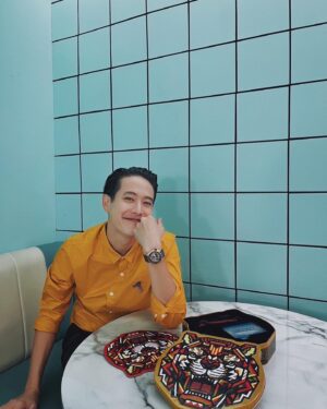 Thanakorn Chinakul Instagram - RUKKIT “The Tiger” Limited Edition
ครั้งแรกที่ Seiko x Rukkit  ไม่ต้องรอแล้ว ไปซื้อเลย ราคาน่ารัก 18,800 บาท แถมมีสายพิเศษให้อีก 2 สายด้วย⚡️⚡️ 

#Seiko #Seikothailand
#5sports
#Rukkit #Limited
#Roaryourstyle
@seiko_thailand