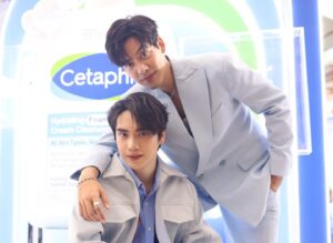 Thanapon Jarujitranon Instagram - 🥳⭐️เมื่อวานพี่เต้และตี๋ไปร่วมงาน Cetaphil Smart Science Square Event @centralworld มาครับ สนุกมากเลยครับ ขอบคุณผู้ใหญ่ ผู้บริหาร @cetaphil_th  และออแกไนซ์ทุกท่าน ที่ให้เกียรติเชิญพี่เต้และตี๋มาร่วมสร้างสีสันภายในงาน แถมยังได้มาบอกเคล็ดลับการดูแลผิวการเลือกผลิตภัณฑ์ที่รับรองจากผู้เชี่ยวชาญและงานวิจัยต่างๆ งานนี้มีกิจกรรมให้ร่วมสนุกมากมายได้ถ่ายรูปกับแฟนๆและมีโปรโมชั่นพิเศษกับทาง @watsonsth และ @bootsthailand อีกด้วย 🩵🤍

ใครที่ยังไม่เคยได้ทดลองใช้ตี๋แนะนำเลยว่าผลิตภัณฑ์จาก @cetaphil_th ดีจริงๆ สามารถไปทดลองหรือช้อปปิ้งสินค้ากันได้ที่ watson และ boots นะครับ 💙💙💙
#Cetaphil #CetaphilSmartScienceSquare #ผิวGoStrong #ชีวิตGoOn #cetaphilxtaetee 

MUa @liang__makeup 
Hair @555555by_k 
clothes🥼 @anuruq 
Assis. @princess.wp