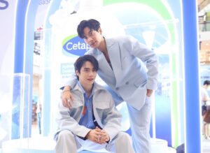Thanapon Jarujitranon Instagram - 🥳⭐️เมื่อวานพี่เต้และตี๋ไปร่วมงาน Cetaphil Smart Science Square Event @centralworld มาครับ สนุกมากเลยครับ ขอบคุณผู้ใหญ่ ผู้บริหาร @cetaphil_th  และออแกไนซ์ทุกท่าน ที่ให้เกียรติเชิญพี่เต้และตี๋มาร่วมสร้างสีสันภายในงาน แถมยังได้มาบอกเคล็ดลับการดูแลผิวการเลือกผลิตภัณฑ์ที่รับรองจากผู้เชี่ยวชาญและงานวิจัยต่างๆ งานนี้มีกิจกรรมให้ร่วมสนุกมากมายได้ถ่ายรูปกับแฟนๆและมีโปรโมชั่นพิเศษกับทาง @watsonsth และ @bootsthailand อีกด้วย 🩵🤍

ใครที่ยังไม่เคยได้ทดลองใช้ตี๋แนะนำเลยว่าผลิตภัณฑ์จาก @cetaphil_th ดีจริงๆ สามารถไปทดลองหรือช้อปปิ้งสินค้ากันได้ที่ watson และ boots นะครับ 💙💙💙
#Cetaphil #CetaphilSmartScienceSquare #ผิวGoStrong #ชีวิตGoOn #cetaphilxtaetee 

MUa @liang__makeup 
Hair @555555by_k 
clothes🥼 @anuruq 
Assis. @princess.wp