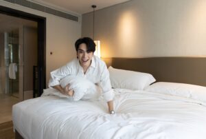 Thanapon Jarujitranon Instagram - หลังจากทำงานเสร็จ ตี๋ก็ได้มาพักที่ โรงแรม @marriottmarquisbkk  บอกเลยครับว่า เตียงนุ่ม บรรยากาศดี ที่สำคัญ บริการที่นี่ดีมากกกก อยากให้ทุกคนมา สัมผัสห้องพัก สถานที่อำนวยความสะดวกของโรงแรม มีสระว่ายน้ำห้องฟิตเนสและร้านอาหารอร่อยมากมาย ที่เหมาะสำหรับพาคนที่เรารักมาพักผ่อน หรือจะมาคนเดียวก็ไม่ติด เพราะเมื่อได้เข้ามารับบริการที่นี้บอกเลยว่า อุ่นใจมากๆครับ มาพักที่นี่แล้วรู้สึกเหมือนได้ ชาร์จพลังเพื่อได้กลับไปทำงานอีกครั้ง ถือว่าเป็นการพักผ่อนที่คุ้มค่ามากๆครับ ใจฟู❤️🥰🙏🏻 #marriottmarquisbkk