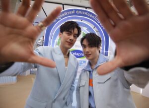 Thanapon Jarujitranon Instagram - 🥳⭐️เมื่อวานพี่เต้และตี๋ไปร่วมงาน Cetaphil Smart Science Square Event @centralworld มาครับ สนุกมากเลยครับ ขอบคุณผู้ใหญ่ ผู้บริหาร @cetaphil_th  และออแกไนซ์ทุกท่าน ที่ให้เกียรติเชิญพี่เต้และตี๋มาร่วมสร้างสีสันภายในงาน แถมยังได้มาบอกเคล็ดลับการดูแลผิวการเลือกผลิตภัณฑ์ที่รับรองจากผู้เชี่ยวชาญและงานวิจัยต่างๆ งานนี้มีกิจกรรมให้ร่วมสนุกมากมายได้ถ่ายรูปกับแฟนๆและมีโปรโมชั่นพิเศษกับทาง @watsonsth และ @bootsthailand อีกด้วย 🩵🤍

ใครที่ยังไม่เคยได้ทดลองใช้ตี๋แนะนำเลยว่าผลิตภัณฑ์จาก @cetaphil_th ดีจริงๆ สามารถไปทดลองหรือช้อปปิ้งสินค้ากันได้ที่ watson และ boots นะครับ 💙💙💙
#Cetaphil #CetaphilSmartScienceSquare #ผิวGoStrong #ชีวิตGoOn #cetaphilxtaetee 

MUa @liang__makeup 
Hair @555555by_k 
clothes🥼 @anuruq 
Assis. @princess.wp
