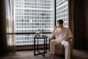 Thanapon Jarujitranon Instagram - หลังจากทำงานเสร็จ ตี๋ก็ได้มาพักที่ โรงแรม @marriottmarquisbkk  บอกเลยครับว่า เตียงนุ่ม บรรยากาศดี ที่สำคัญ บริการที่นี่ดีมากกกก อยากให้ทุกคนมา สัมผัสห้องพัก สถานที่อำนวยความสะดวกของโรงแรม มีสระว่ายน้ำห้องฟิตเนสและร้านอาหารอร่อยมากมาย ที่เหมาะสำหรับพาคนที่เรารักมาพักผ่อน หรือจะมาคนเดียวก็ไม่ติด เพราะเมื่อได้เข้ามารับบริการที่นี้บอกเลยว่า อุ่นใจมากๆครับ มาพักที่นี่แล้วรู้สึกเหมือนได้ ชาร์จพลังเพื่อได้กลับไปทำงานอีกครั้ง ถือว่าเป็นการพักผ่อนที่คุ้มค่ามากๆครับ ใจฟู❤️🥰🙏🏻 #marriottmarquisbkk