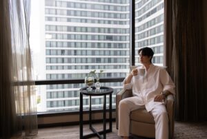 Thanapon Jarujitranon Instagram - หลังจากทำงานเสร็จ ตี๋ก็ได้มาพักที่ โรงแรม @marriottmarquisbkk  บอกเลยครับว่า เตียงนุ่ม บรรยากาศดี ที่สำคัญ บริการที่นี่ดีมากกกก อยากให้ทุกคนมา สัมผัสห้องพัก สถานที่อำนวยความสะดวกของโรงแรม มีสระว่ายน้ำห้องฟิตเนสและร้านอาหารอร่อยมากมาย ที่เหมาะสำหรับพาคนที่เรารักมาพักผ่อน หรือจะมาคนเดียวก็ไม่ติด เพราะเมื่อได้เข้ามารับบริการที่นี้บอกเลยว่า อุ่นใจมากๆครับ มาพักที่นี่แล้วรู้สึกเหมือนได้ ชาร์จพลังเพื่อได้กลับไปทำงานอีกครั้ง ถือว่าเป็นการพักผ่อนที่คุ้มค่ามากๆครับ ใจฟู❤️🥰🙏🏻 #marriottmarquisbkk