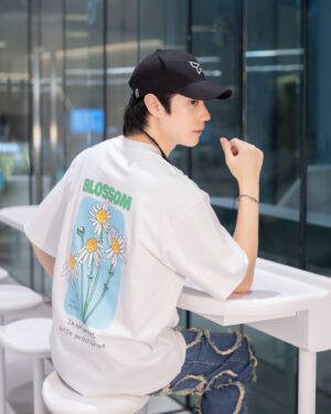 Thanapon Jarujitranon Instagram - Blossom ดอกไม้ที่กำลังจะเบ่งบานต้องผ่านทุกรสชาติของชีวิต ถูกถ่ายทอด มายัง T-shirt ของ @hobby_bear เสื้อยืดรุ่นแรก
มาจับจองสินค้าได้ก่อนใครที่งาน Cat T-shirt 8-9 นี้ครับ @thisiscatradio 
เปิดจำหน่ายออนไลน์หลังจากงานนะครับ 🥰❤️🥼🎉