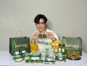 Thanapon Jarujitranon Instagram - ขนมไทยที่ขึ้นชื่อเรื่องใบเตย 
ต้องร้านนี้เลยครับ @yoksodbaitoey ขนมไทยใบเตยหอมอร่อย แป้งนุ่มละลายในปาก หวานสดชื่น และตอนนี้ทางร้าน มีเมนูเปิดตัวใหม่ ชื่อ ขนมจี้ ตี๋ได้ลองชิมแล้ว อร่อยมากๆ อยากให้ทุกคนได้ลองครับ หาทานได้ง่ายๆ เพราะร้านหยกสดมีหลายสาขา ลองแล้วมาบอกต่อกันด้วยนะคร้าบ 🥰😋😋