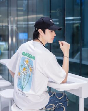 Thanapon Jarujitranon Instagram - Blossom ดอกไม้ที่กำลังจะเบ่งบานต้องผ่านทุกรสชาติของชีวิต ถูกถ่ายทอด มายัง T-shirt ของ @hobby_bear เสื้อยืดรุ่นแรก
มาจับจองสินค้าได้ก่อนใครที่งาน Cat T-shirt 8-9 นี้ครับ @thisiscatradio 
เปิดจำหน่ายออนไลน์หลังจากงานนะครับ 🥰❤️🥼🎉