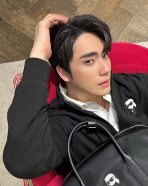 Thanapon Jarujitranon Instagram - ⭐️ เธอเป็นคนเดียวที่ถูกใจ 🤍🥰

 #karllagerfeld #karllagerfeldth #PATLuxuryGroup
🧳 @Karllagerfeld @patluxurygroup