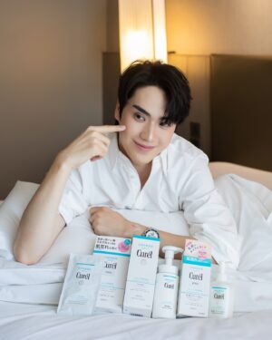 Thanapon Jarujitranon Instagram - การดูแลผิวง่ายๆ ของตี๋ ด้วย Curel ผลิตภัณฑ์จากญี่ปุ่น มีส่วนผสมเสมือนเซราไมด์ในชั้นผิว ผิวแพ้ง่ายใช้ได้ครับ 🥰🥳❤️
@curelthailand 

> เริ่มด้วย Curel Makeup Cleansing Milk เช็ดสิ่งสกปรกออกจากหน้า พร้อมบำรุง ท่านไหนผิวแพ้แนะนำเลยครับ กลับบ้านมาเช็คด้วยไอเทมนี้ ไม่ต้องลงบำรุงได้เลยนะครับ เพราะเขามีบำรุงในตัว รอล้างหน้าพร้อมอาบน้ำก่อนนอนได้เลย

> ตามด้วย Curel Foaming Wash สำหรับล้างหน้า เนื้อกดออกมาเป็นฟองโฟมนุ่มม๊ากก

> และไอเทมที่อยากแนะนำ Curel Sheet Mask ชีทมาส์กบำรุงผิวหน้า ผิวชุ่มชื้น บู้สต์ผิวได้ไวมากครับ

อยากให้ทุกคนได้ลองใช้กันนะค้าบ ไม่ผิดหวังแน่นอน ไปดูเซ็ต #CurelxTaeTee ใน Lazada กันได้นะค้าบ

#Curel #CurelThailand 
MUA @liang__makeup  Hair @newmakeup7588 
Assist. @ohhioh  @princess.wp 
🏠 @marriottmarquisbkk 
📸 @eak_anurat