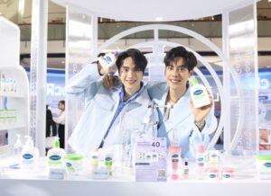 Thanapon Jarujitranon Instagram - 🥳⭐️เมื่อวานพี่เต้และตี๋ไปร่วมงาน Cetaphil Smart Science Square Event @centralworld มาครับ สนุกมากเลยครับ ขอบคุณผู้ใหญ่ ผู้บริหาร @cetaphil_th  และออแกไนซ์ทุกท่าน ที่ให้เกียรติเชิญพี่เต้และตี๋มาร่วมสร้างสีสันภายในงาน แถมยังได้มาบอกเคล็ดลับการดูแลผิวการเลือกผลิตภัณฑ์ที่รับรองจากผู้เชี่ยวชาญและงานวิจัยต่างๆ งานนี้มีกิจกรรมให้ร่วมสนุกมากมายได้ถ่ายรูปกับแฟนๆและมีโปรโมชั่นพิเศษกับทาง @watsonsth และ @bootsthailand อีกด้วย 🩵🤍

ใครที่ยังไม่เคยได้ทดลองใช้ตี๋แนะนำเลยว่าผลิตภัณฑ์จาก @cetaphil_th ดีจริงๆ สามารถไปทดลองหรือช้อปปิ้งสินค้ากันได้ที่ watson และ boots นะครับ 💙💙💙
#Cetaphil #CetaphilSmartScienceSquare #ผิวGoStrong #ชีวิตGoOn #cetaphilxtaetee 

MUa @liang__makeup 
Hair @555555by_k 
clothes🥼 @anuruq 
Assis. @princess.wp