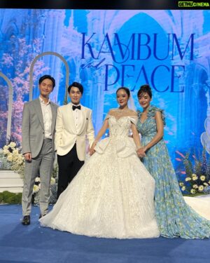 Thanavate Siriwattanakul Instagram - เป็นงานแต่งที่ใหญ่โต หรูหรา อลังการ แขกเยอะ คนเยอะ มากที่สุดงานนึงเลยที่มีโอกาสได้มาเป็นพิธีกร
แต่สิ่งที่ประทับใจกลับเป็นสิ่งเล็กๆ น้อยๆ อย่างคำพูด แววตา ท่าที และความจริงใจของบ่าวสาว ครอบครัว และเพื่อนสนิทที่เค้ามีให้กัน
ยินดีด้วยมากๆ กับ @kambum & @peace.kan และครอบครัวนะครับ
ขอบคุณที่ให้เกียรติและเชิญมาเป็นพิธีกรในวันสำคัญขนาดนี้ครับ

ดีใจที่ได้เจอ @faaaiiii_natapat 
ขอบคุณชุดสูทจากฌอน @poem_official 
ขอบคุณพี่เอ้ @rumm1000_makeup 
ขอบคุณพี่ปู บัวลอย ไอคิวและทีมงานทุกคนด้วยครับ :)
