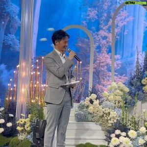 Thanavate Siriwattanakul Instagram - เป็นงานแต่งที่ใหญ่โต หรูหรา อลังการ แขกเยอะ คนเยอะ มากที่สุดงานนึงเลยที่มีโอกาสได้มาเป็นพิธีกร
แต่สิ่งที่ประทับใจกลับเป็นสิ่งเล็กๆ น้อยๆ อย่างคำพูด แววตา ท่าที และความจริงใจของบ่าวสาว ครอบครัว และเพื่อนสนิทที่เค้ามีให้กัน
ยินดีด้วยมากๆ กับ @kambum & @peace.kan และครอบครัวนะครับ
ขอบคุณที่ให้เกียรติและเชิญมาเป็นพิธีกรในวันสำคัญขนาดนี้ครับ

ดีใจที่ได้เจอ @faaaiiii_natapat 
ขอบคุณชุดสูทจากฌอน @poem_official 
ขอบคุณพี่เอ้ @rumm1000_makeup 
ขอบคุณพี่ปู บัวลอย ไอคิวและทีมงานทุกคนด้วยครับ :)