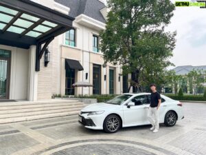 Thanavate Siriwattanakul Instagram - แอบบอก-ออกแบบวันนี้ 
ผมจะมารีวิว Toyota Camry 2.5HEV Premium Luxury คันนี้ ด้วยการพาทุกคนไปตามดูไลฟ์สไตล์ในวันหยุดของผมครับ
เราจะเห็นเส้นสายและดีไซน์ภายนอกของ Camry คันนี้ที่มีความสปอร์ต โฉบเฉี่ยว ดูมีไดนามิค ไม่ว่าจะเป็นไฟหน้าเส้นเฉียง กระจังหน้าเน้นเส้นแนวนอนถี่ๆ เส้นสายที่วิ่งด้านข้างตัวรถ หรือ Curve ของหลังคา และไฟท้าย
ซึ่งในภาพรวมทำให้ Camry ดูวัยรุ่นขึ้น แต่ก็ยังคงความ premium และ Luxury ตามแบบฉบับของ Camry ครับ

สำหรับ Toyota Camry 2.5HEV Premium Luxury คันนี้ ราคา 1.809 ล้านบาทนะครับ ถือเป็นรถที่มียอดขายสูงสุดในกลุ่ม d-segment เลย
ใครที่สนใจสามารถไปทดลองขับได้ที่โชว์รูมโตโยต้าทั่วประเทศเลยนะครับ

#gapthanavate #แอบบอกออกแบบ #Toyota #Camry #TheAbsolutePerfection #ความสมบูรณ์แบบที่เป็นคุณ