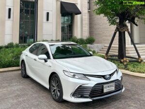 Thanavate Siriwattanakul Instagram - แอบบอก-ออกแบบวันนี้ 
ผมจะมารีวิว Toyota Camry 2.5HEV Premium Luxury คันนี้ ด้วยการพาทุกคนไปตามดูไลฟ์สไตล์ในวันหยุดของผมครับ
เราจะเห็นเส้นสายและดีไซน์ภายนอกของ Camry คันนี้ที่มีความสปอร์ต โฉบเฉี่ยว ดูมีไดนามิค ไม่ว่าจะเป็นไฟหน้าเส้นเฉียง กระจังหน้าเน้นเส้นแนวนอนถี่ๆ เส้นสายที่วิ่งด้านข้างตัวรถ หรือ Curve ของหลังคา และไฟท้าย
ซึ่งในภาพรวมทำให้ Camry ดูวัยรุ่นขึ้น แต่ก็ยังคงความ premium และ Luxury ตามแบบฉบับของ Camry ครับ

สำหรับ Toyota Camry 2.5HEV Premium Luxury คันนี้ ราคา 1.809 ล้านบาทนะครับ ถือเป็นรถที่มียอดขายสูงสุดในกลุ่ม d-segment เลย
ใครที่สนใจสามารถไปทดลองขับได้ที่โชว์รูมโตโยต้าทั่วประเทศเลยนะครับ

#gapthanavate #แอบบอกออกแบบ #Toyota #Camry #TheAbsolutePerfection #ความสมบูรณ์แบบที่เป็นคุณ