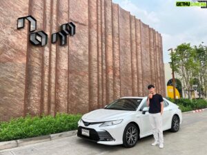 Thanavate Siriwattanakul Instagram - แอบบอก-ออกแบบวันนี้ 
ผมจะมารีวิว Toyota Camry 2.5HEV Premium Luxury คันนี้ ด้วยการพาทุกคนไปตามดูไลฟ์สไตล์ในวันหยุดของผมครับ
เราจะเห็นเส้นสายและดีไซน์ภายนอกของ Camry คันนี้ที่มีความสปอร์ต โฉบเฉี่ยว ดูมีไดนามิค ไม่ว่าจะเป็นไฟหน้าเส้นเฉียง กระจังหน้าเน้นเส้นแนวนอนถี่ๆ เส้นสายที่วิ่งด้านข้างตัวรถ หรือ Curve ของหลังคา และไฟท้าย
ซึ่งในภาพรวมทำให้ Camry ดูวัยรุ่นขึ้น แต่ก็ยังคงความ premium และ Luxury ตามแบบฉบับของ Camry ครับ

สำหรับ Toyota Camry 2.5HEV Premium Luxury คันนี้ ราคา 1.809 ล้านบาทนะครับ ถือเป็นรถที่มียอดขายสูงสุดในกลุ่ม d-segment เลย
ใครที่สนใจสามารถไปทดลองขับได้ที่โชว์รูมโตโยต้าทั่วประเทศเลยนะครับ

#gapthanavate #แอบบอกออกแบบ #Toyota #Camry #TheAbsolutePerfection #ความสมบูรณ์แบบที่เป็นคุณ