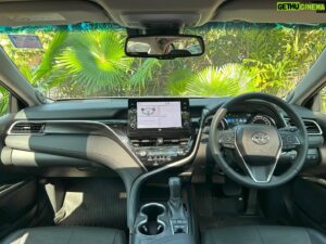 Thanavate Siriwattanakul Instagram - แอบบอก-ออกแบบวันนี้ 
ผมจะมารีวิว Toyota Camry 2.5HEV Premium Luxury คันนี้ ด้วยการพาทุกคนไปตามดูไลฟ์สไตล์ในวันหยุดของผมครับ
เราจะเห็นเส้นสายและดีไซน์ภายนอกของ Camry คันนี้ที่มีความสปอร์ต โฉบเฉี่ยว ดูมีไดนามิค ไม่ว่าจะเป็นไฟหน้าเส้นเฉียง กระจังหน้าเน้นเส้นแนวนอนถี่ๆ เส้นสายที่วิ่งด้านข้างตัวรถ หรือ Curve ของหลังคา และไฟท้าย
ซึ่งในภาพรวมทำให้ Camry ดูวัยรุ่นขึ้น แต่ก็ยังคงความ premium และ Luxury ตามแบบฉบับของ Camry ครับ

สำหรับ Toyota Camry 2.5HEV Premium Luxury คันนี้ ราคา 1.809 ล้านบาทนะครับ ถือเป็นรถที่มียอดขายสูงสุดในกลุ่ม d-segment เลย
ใครที่สนใจสามารถไปทดลองขับได้ที่โชว์รูมโตโยต้าทั่วประเทศเลยนะครับ

#gapthanavate #แอบบอกออกแบบ #Toyota #Camry #TheAbsolutePerfection #ความสมบูรณ์แบบที่เป็นคุณ