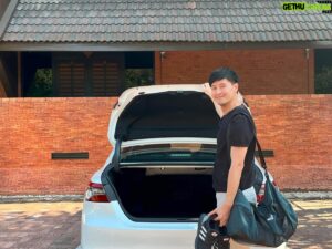 Thanavate Siriwattanakul Instagram - แอบบอก-ออกแบบวันนี้ 
ผมจะมารีวิว Toyota Camry 2.5HEV Premium Luxury คันนี้ ด้วยการพาทุกคนไปตามดูไลฟ์สไตล์ในวันหยุดของผมครับ
เราจะเห็นเส้นสายและดีไซน์ภายนอกของ Camry คันนี้ที่มีความสปอร์ต โฉบเฉี่ยว ดูมีไดนามิค ไม่ว่าจะเป็นไฟหน้าเส้นเฉียง กระจังหน้าเน้นเส้นแนวนอนถี่ๆ เส้นสายที่วิ่งด้านข้างตัวรถ หรือ Curve ของหลังคา และไฟท้าย
ซึ่งในภาพรวมทำให้ Camry ดูวัยรุ่นขึ้น แต่ก็ยังคงความ premium และ Luxury ตามแบบฉบับของ Camry ครับ

สำหรับ Toyota Camry 2.5HEV Premium Luxury คันนี้ ราคา 1.809 ล้านบาทนะครับ ถือเป็นรถที่มียอดขายสูงสุดในกลุ่ม d-segment เลย
ใครที่สนใจสามารถไปทดลองขับได้ที่โชว์รูมโตโยต้าทั่วประเทศเลยนะครับ

#gapthanavate #แอบบอกออกแบบ #Toyota #Camry #TheAbsolutePerfection #ความสมบูรณ์แบบที่เป็นคุณ