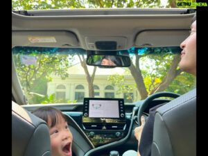 Thanavate Siriwattanakul Instagram - แอบบอก-ออกแบบวันนี้ 
ผมจะมารีวิว Toyota Camry 2.5HEV Premium Luxury คันนี้ ด้วยการพาทุกคนไปตามดูไลฟ์สไตล์ในวันหยุดของผมครับ
เราจะเห็นเส้นสายและดีไซน์ภายนอกของ Camry คันนี้ที่มีความสปอร์ต โฉบเฉี่ยว ดูมีไดนามิค ไม่ว่าจะเป็นไฟหน้าเส้นเฉียง กระจังหน้าเน้นเส้นแนวนอนถี่ๆ เส้นสายที่วิ่งด้านข้างตัวรถ หรือ Curve ของหลังคา และไฟท้าย
ซึ่งในภาพรวมทำให้ Camry ดูวัยรุ่นขึ้น แต่ก็ยังคงความ premium และ Luxury ตามแบบฉบับของ Camry ครับ

สำหรับ Toyota Camry 2.5HEV Premium Luxury คันนี้ ราคา 1.809 ล้านบาทนะครับ ถือเป็นรถที่มียอดขายสูงสุดในกลุ่ม d-segment เลย
ใครที่สนใจสามารถไปทดลองขับได้ที่โชว์รูมโตโยต้าทั่วประเทศเลยนะครับ

#gapthanavate #แอบบอกออกแบบ #Toyota #Camry #TheAbsolutePerfection #ความสมบูรณ์แบบที่เป็นคุณ