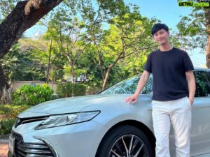 Thanavate Siriwattanakul Instagram - แอบบอก-ออกแบบวันนี้ 
ผมจะมารีวิว Toyota Camry 2.5HEV Premium Luxury คันนี้ ด้วยการพาทุกคนไปตามดูไลฟ์สไตล์ในวันหยุดของผมครับ
เราจะเห็นเส้นสายและดีไซน์ภายนอกของ Camry คันนี้ที่มีความสปอร์ต โฉบเฉี่ยว ดูมีไดนามิค ไม่ว่าจะเป็นไฟหน้าเส้นเฉียง กระจังหน้าเน้นเส้นแนวนอนถี่ๆ เส้นสายที่วิ่งด้านข้างตัวรถ หรือ Curve ของหลังคา และไฟท้าย
ซึ่งในภาพรวมทำให้ Camry ดูวัยรุ่นขึ้น แต่ก็ยังคงความ premium และ Luxury ตามแบบฉบับของ Camry ครับ

สำหรับ Toyota Camry 2.5HEV Premium Luxury คันนี้ ราคา 1.809 ล้านบาทนะครับ ถือเป็นรถที่มียอดขายสูงสุดในกลุ่ม d-segment เลย
ใครที่สนใจสามารถไปทดลองขับได้ที่โชว์รูมโตโยต้าทั่วประเทศเลยนะครับ

#gapthanavate #แอบบอกออกแบบ #Toyota #Camry #TheAbsolutePerfection #ความสมบูรณ์แบบที่เป็นคุณ