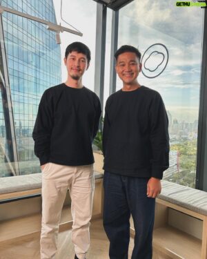 Thanavate Siriwattanakul Instagram - มีพี่ก้อง @zcongklod เป็น inspiration มาตั้งแต่สมัยมหาลัยและทำงาน ดีใจมากครับที่ได้มา #comingofage