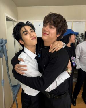 Thanawin Teeraphosukarn Instagram - ขอบคุณ @nanon_korapat มากๆเพื่อนที่นึกถึงกูและชวนมาทำอะไรสนุกๆด้วยกัน มึงเก่งมากภูมิใจว่ะ ดีใจแทนเลยวันนี้ คนรักมึงเยอะมากๆเลยนะเพื่อน กูคอยเชียร์มึงเสมอ เก่งสุดๆวันนี้👏🏻 ไว้มาร้องเพลงด้วยกันอีกเพื่อน 🎤

ขอบคุณพี่ @tha_sataporn ที่ให้โอกาสหลุยส์นะครับ ขอบคุณพี่ @kaewoic ยินดีที่ได้ร่วมงานกับพี่ครับสนุกมากๆครับ ขอบคุณศิลปินทุกคนที่มาร่วมความเบียวไปด้วยกัน และขอบคุณแฟนๆนนนที่เสียสละเวลามาดูความเบียวของ SCL Band ด้วยครับ😂🙏🏻❤️.